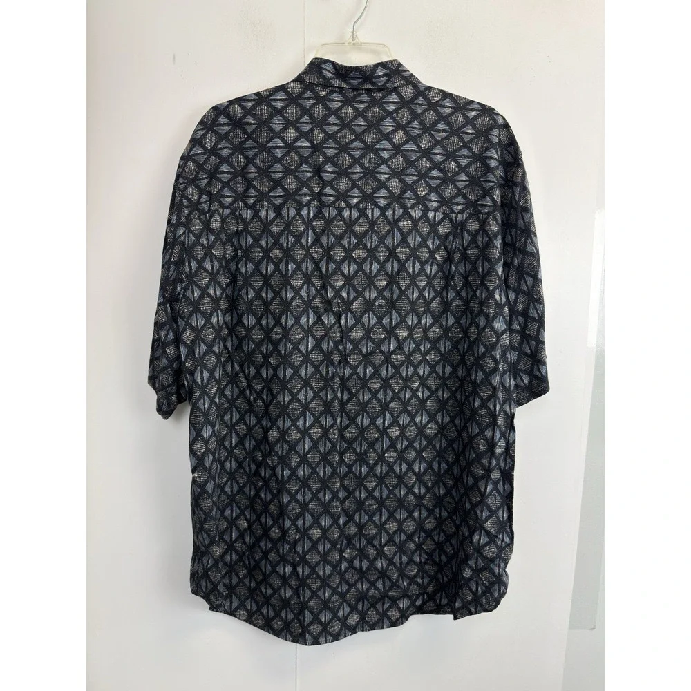 Lot of 2 Roundtree & Yorke Shirts Mens Large Printed Design Button Up Blue Rayon